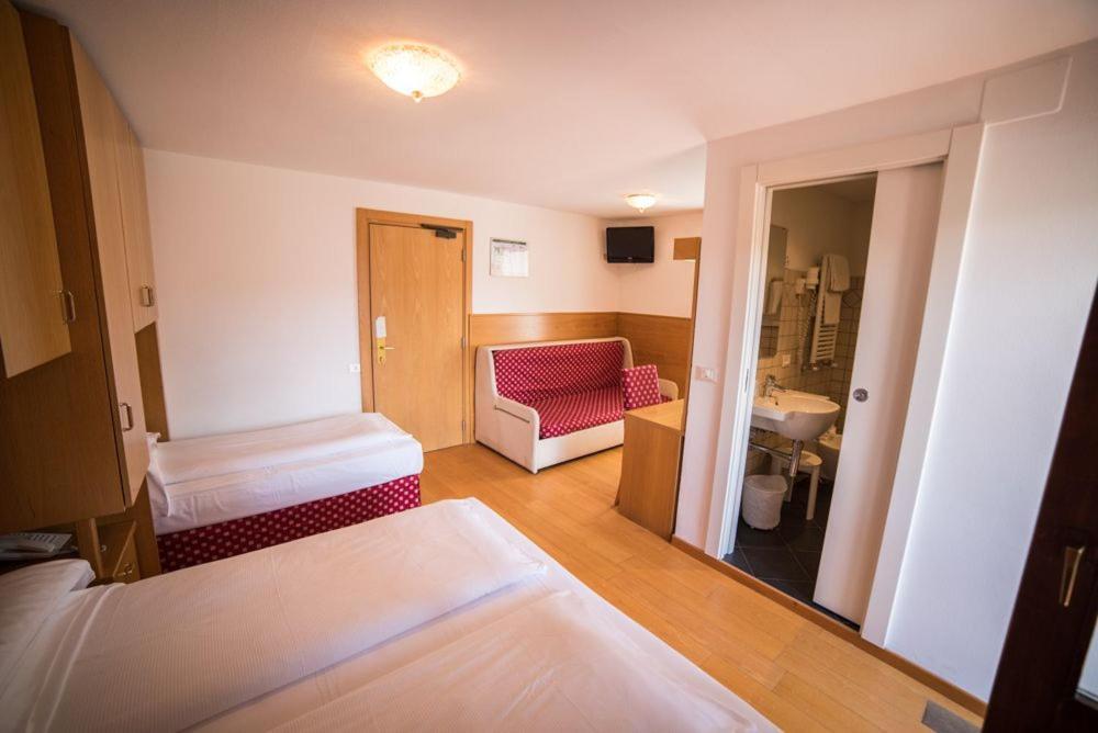 Hotel Due Spade Фольгария Экстерьер фото