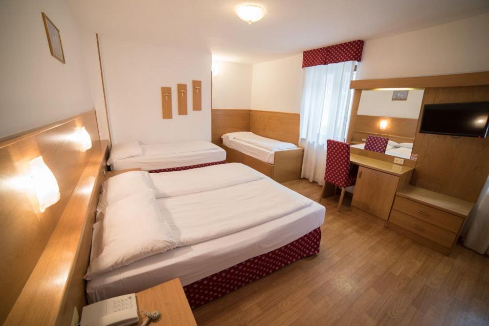 Hotel Due Spade Фольгария Экстерьер фото